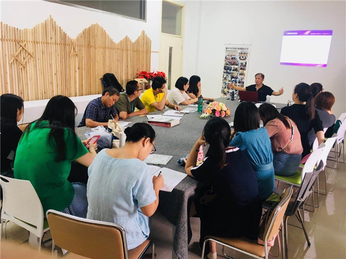 红蚂蚁装饰深化校企合作，推动发展新模式