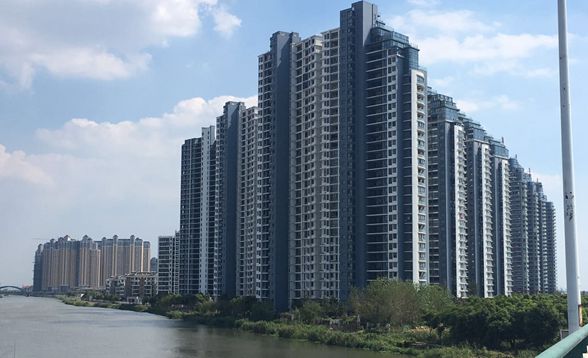 湖畔现代城